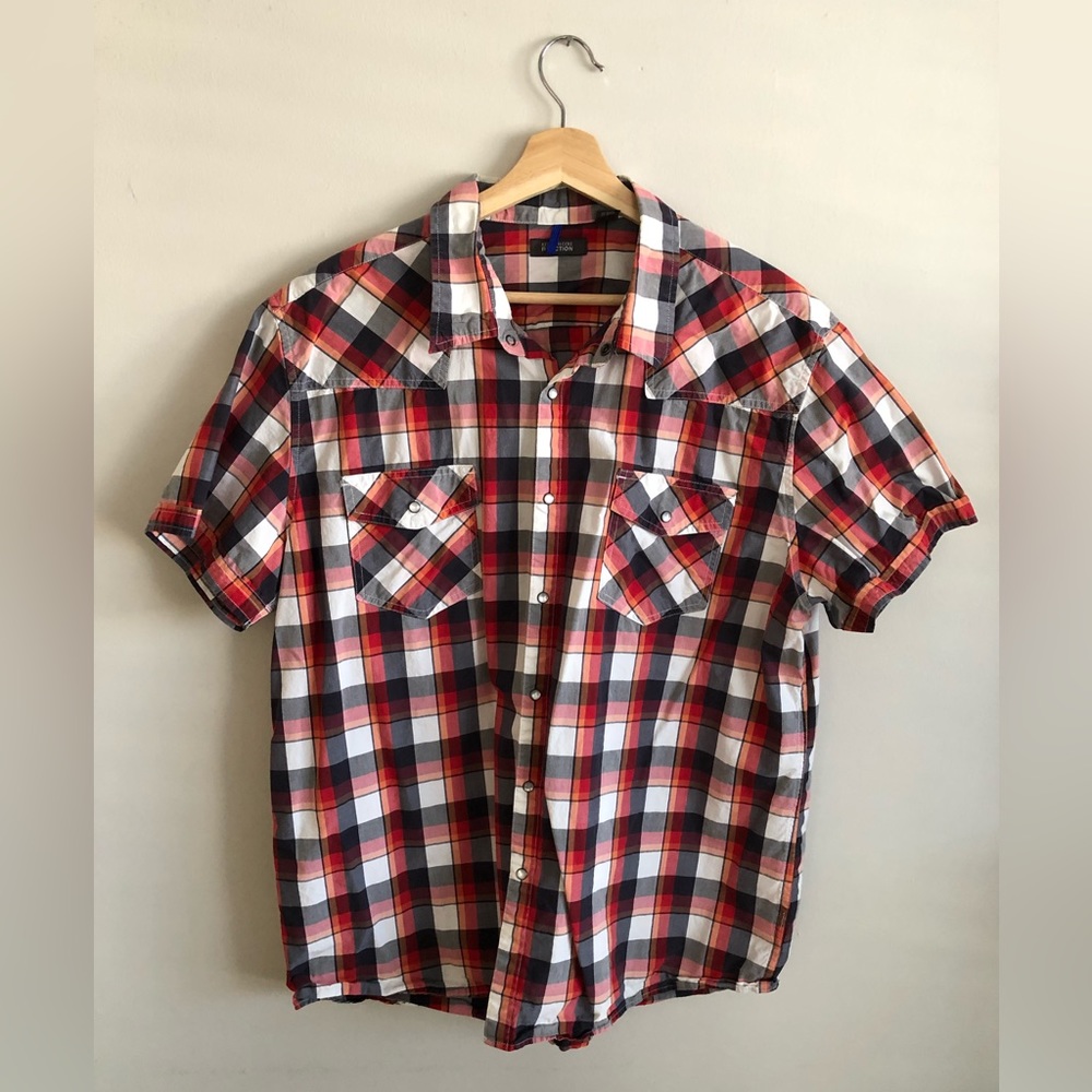 Stylish Kenneth Cole short sleeve snap buttons in unique color design.